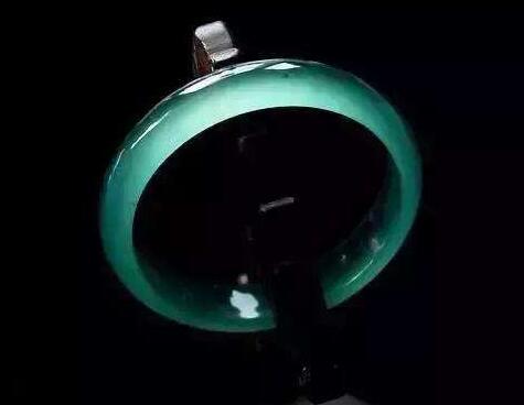 如何准确辨别翡翠的好坏 关键在于这些细节把控   第2张