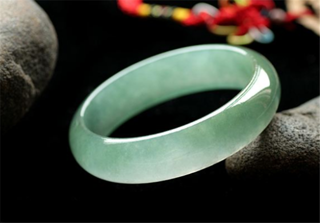 翡翠手镯都是棉为什么还那麼贵?看了的人都明白了！   第1张