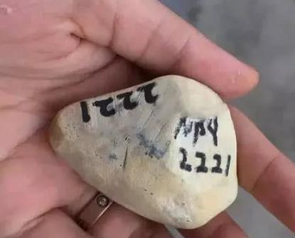 
巧夺天工！廉价选购的翡翠翡翠原石历经手工雕刻后绮丽超级变身，身家疯涨
   第1张