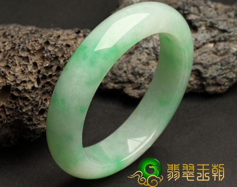 糯冰种翡翠与翡翠冰种翡翠的差别是啥 如何判断呢 