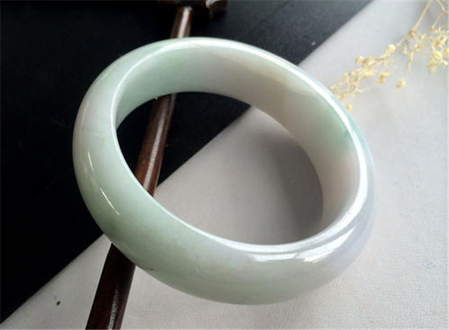 干白种翡翠手镯的价格高吗？购买手镯误区你知道吗？可别掉下去！   第2张