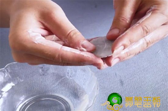 翡翠如何清洗保养?翡翠饰品如何保养? 第2张