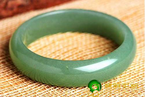 配戴翡翠玉镯子的益处有什么 这六大益处你都知道吗   第2张