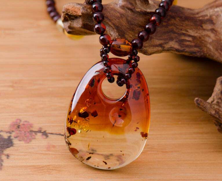 辨别琥珀的真假最简单的方法  5个简单方法 