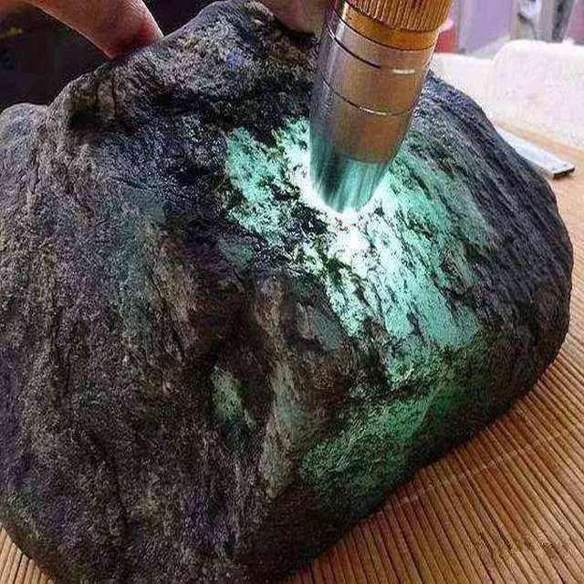 翡翠原石上的癣有什么特点 翡翠原石的癣有哪些 