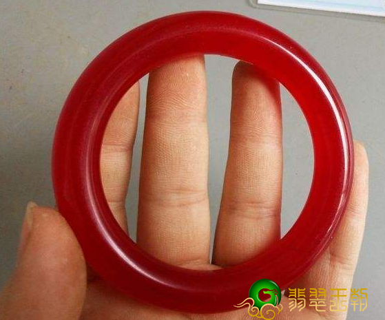 红翡翠镯子的价钱如何 红翡翠手镯价钱 