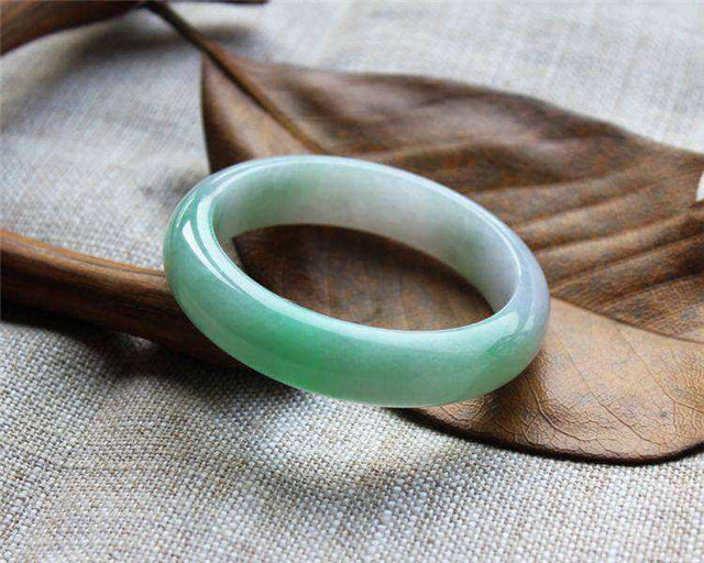 翡翠手镯是圆的好还是扁的好?看懂了才能买到好货! 第1张