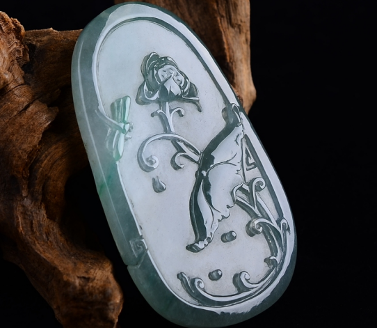 最近生活不太顺心，想要转运？这一件翡翠饰品或许可以帮到你……   第2张