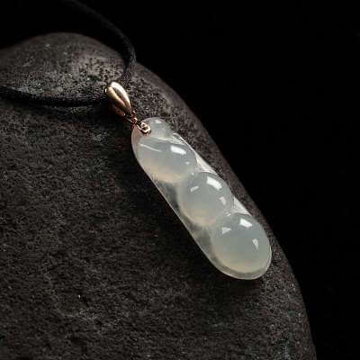 白色糯种翡翠挂坠的价格怎么样?我这里有些建议给您! 第4张