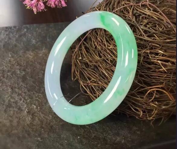 及时搞清白底青翡翠手镯价格很重要 别一小心就买亏了 第2张