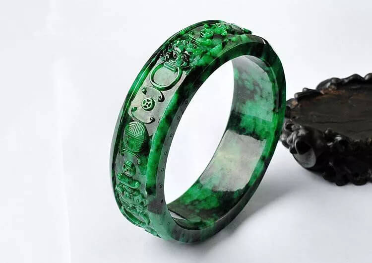 什么是翡翠的癣？原来它对翡翠毛料的影响是这样的！   第1张