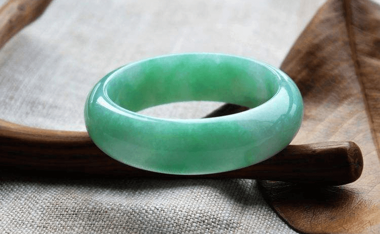 阳绿冰糯种手镯的价格是多少？怎么挑选翡翠手镯？   第1张