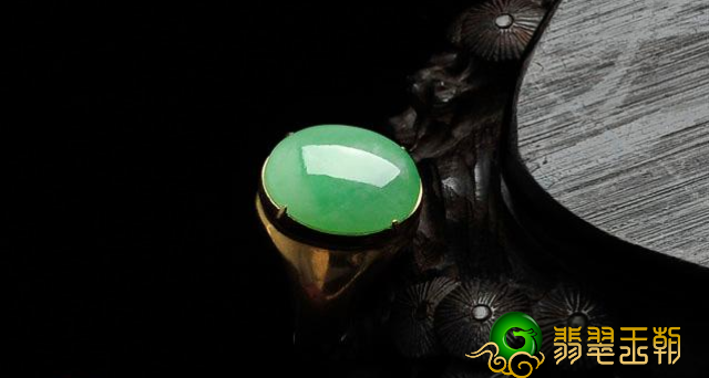 翠绿色翡翠戒指合适年青人吗？翠绿色翡翠戒指是否会老气？   第3张