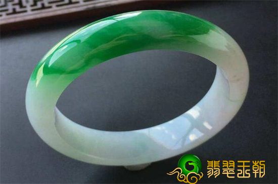 冰种翡翠镯子如何挑选？怎么去选购冰种翡翠镯子   第3张