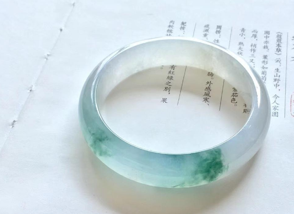 普通翡翠手镯多少钱?普通人能不能消费得起?   第1张