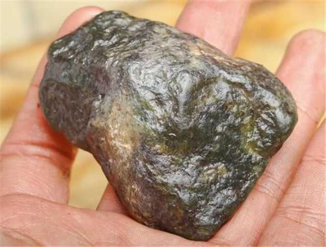 和田玉戈壁料非常少吗？为什么市场上有那么多戈壁料？   第2张