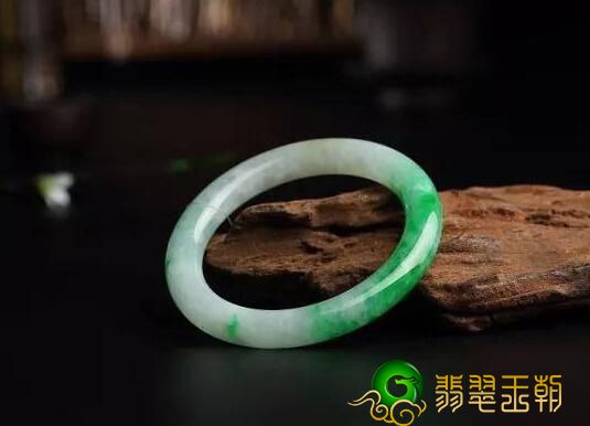 1000多的翡翠镯子好么 翡翠手镯价格差别大到底是为何   第1张