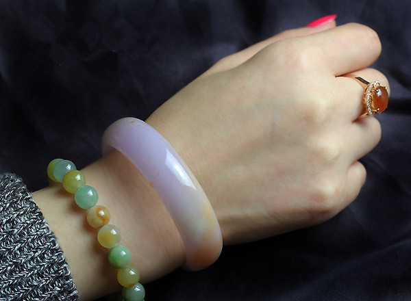 哪三种女性，最好是别戴翡翠镯子？配戴翡翠镯子也有这种注重？  