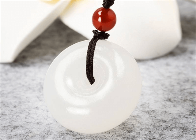 羊脂玉里的白点是什么？可能是你买到假货的证据！   第2张