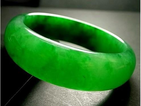 和田玉起荧光什么意思 翡翠为什么会起荧光