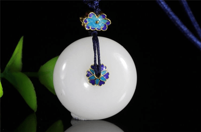 和田玉吊坠适合多大年纪的人佩戴?选对了谁都能戴! 第3张