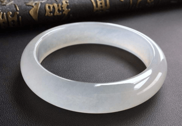 想要买手镯吗？快来看看冰种无色翡翠手镯价格吧！   第1张