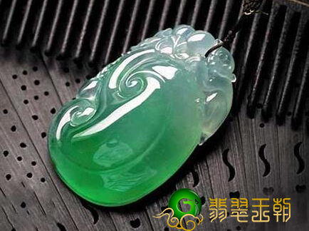 怎么判断翡翠翠绿色的优劣 教你好用“四字诀” 