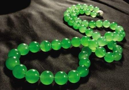 女人佩戴翡翠有什么好处 长期佩戴翡翠好处有哪些