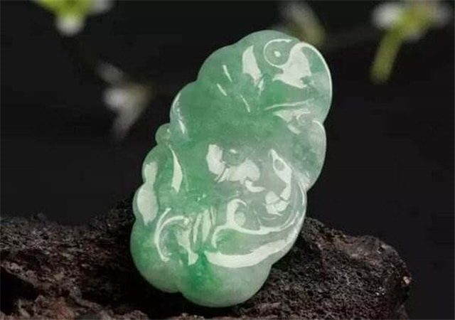 冰芙蓉种翡翠价格多少？扒一扒大家喜欢芙蓉种翡翠的原因！   第1张