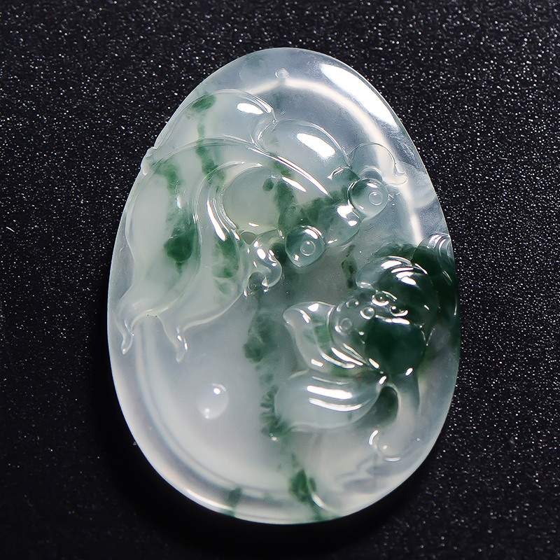 翡翠和和田玉哪个养人 翡翠和和田玉的区别   第1张