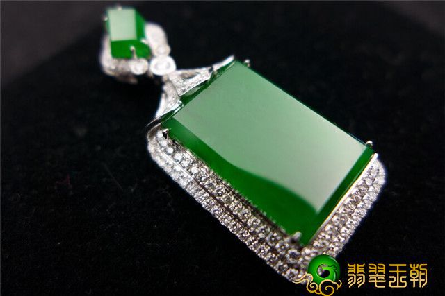 满绿翡翠怎么鉴别真假？原来它的价格差距这么大！   第2张