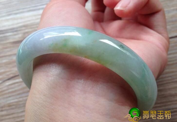 3色翡翠手镯价格贵便宜？这种色调的翡翠镯子居然那么美！   第1张