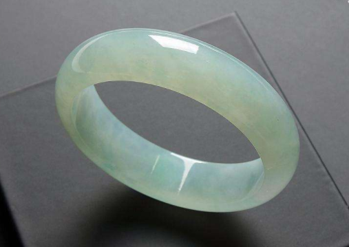 玉手镯什么颜色显年轻?你的年龄适合戴什么样的玉手镯? 第3张