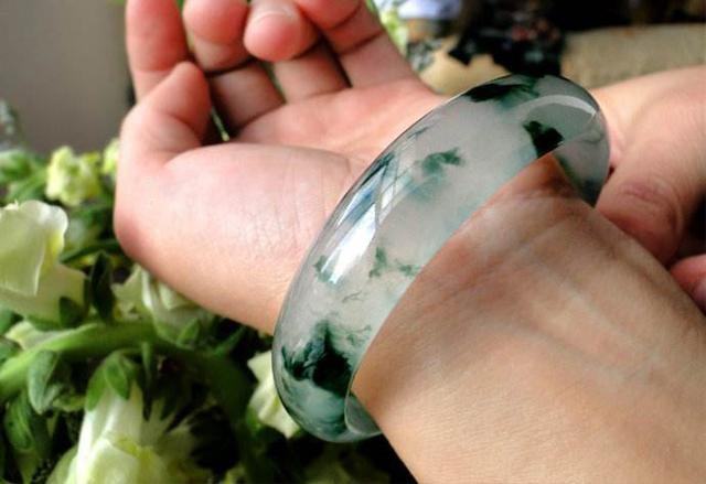 有两个翡翠手镯怎么戴?看看古人是如何“富贵戴双镯”的! 第3张