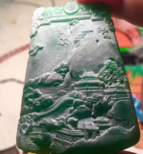 
多裂的翡翠毛料，花了巨资用好工去手工雕刻，值得吗？
   第5张