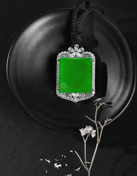 如何辨别翡翠的真伪？ 