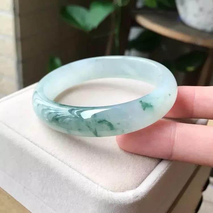 翡翠飘花是什么 不同翡翠飘花具有不同的美感和欣赏价值   第1张