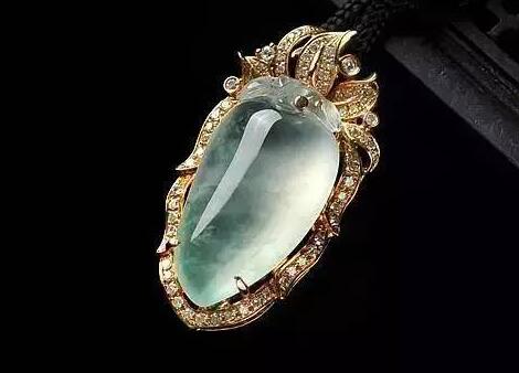 纯天然翡翠吊坠的价格是多少 帮助你有个大致的了解   第2张