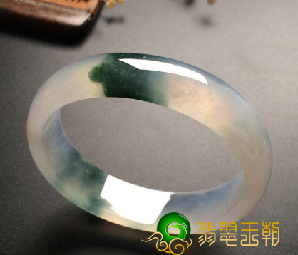 翡翠贵妃镯该怎样选择？侧重于翡翠的质量都不彻底是对的   第3张