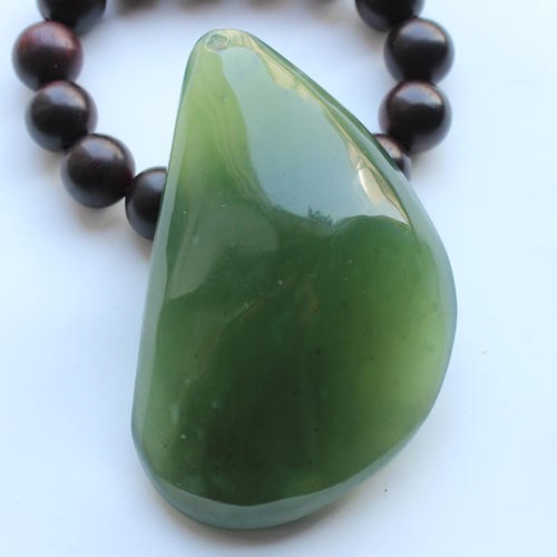 岫玉是白冰的好还是绿色的好 如何鉴别真伪 