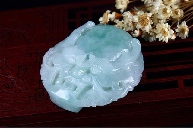 冰糯种飘花价格高吗？带你感受飘花翡翠之美！   第3张