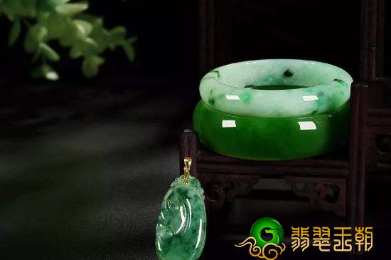 翡翠怎么去辨别真假？如何辨别翡翠真假   第3张