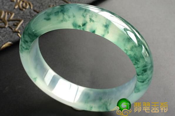 翡翠手镯款式分几类？ 