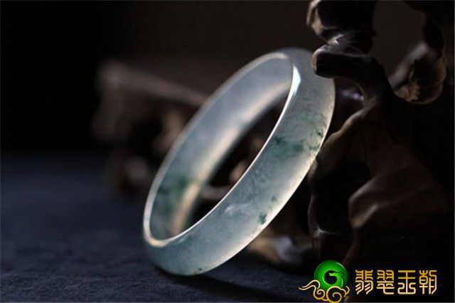 冰种翡翠手镯价格多少钱？没有颜色的冰种翡翠手镯为什么贵？   第1张
