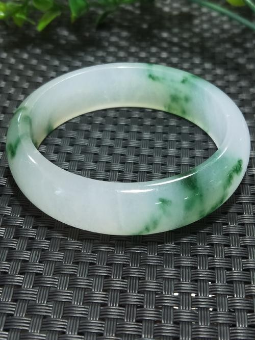 天山翠玉手镯怎么挑选 如何鉴别真伪