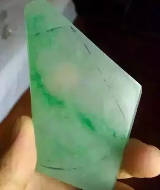 
玉石雕刻著作《敦煌飞仙》手工雕刻全过程，巧雕的边料绮丽变身记
   第1张