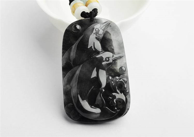 乌鸡种翡翠值钱吗?乌鸡种翡翠值得买吗? 第1张