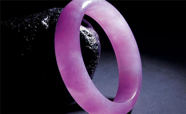 紫色翡翠手镯价格高吗？美玉值得每个钟爱！   第1张