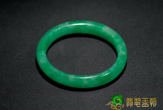 为何翡翠镯子比别的一般翡翠装饰品必须贵？那大家就来讨论一下   第2张