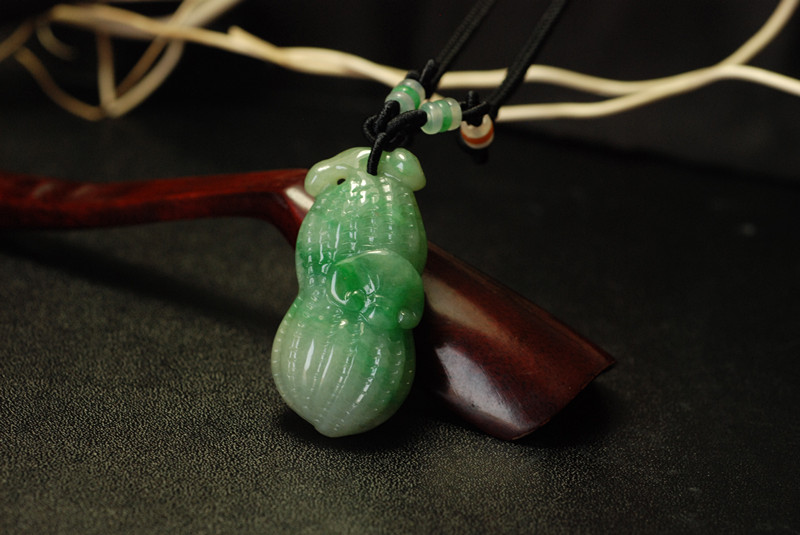 翡翠雕刻花样多！翡翠花生，漂亮的造型下，原来还蕴含着这么多寓意！   第1张